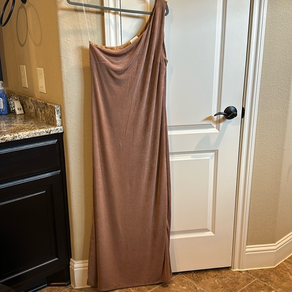 Dee Elly - Picture 1 of 1